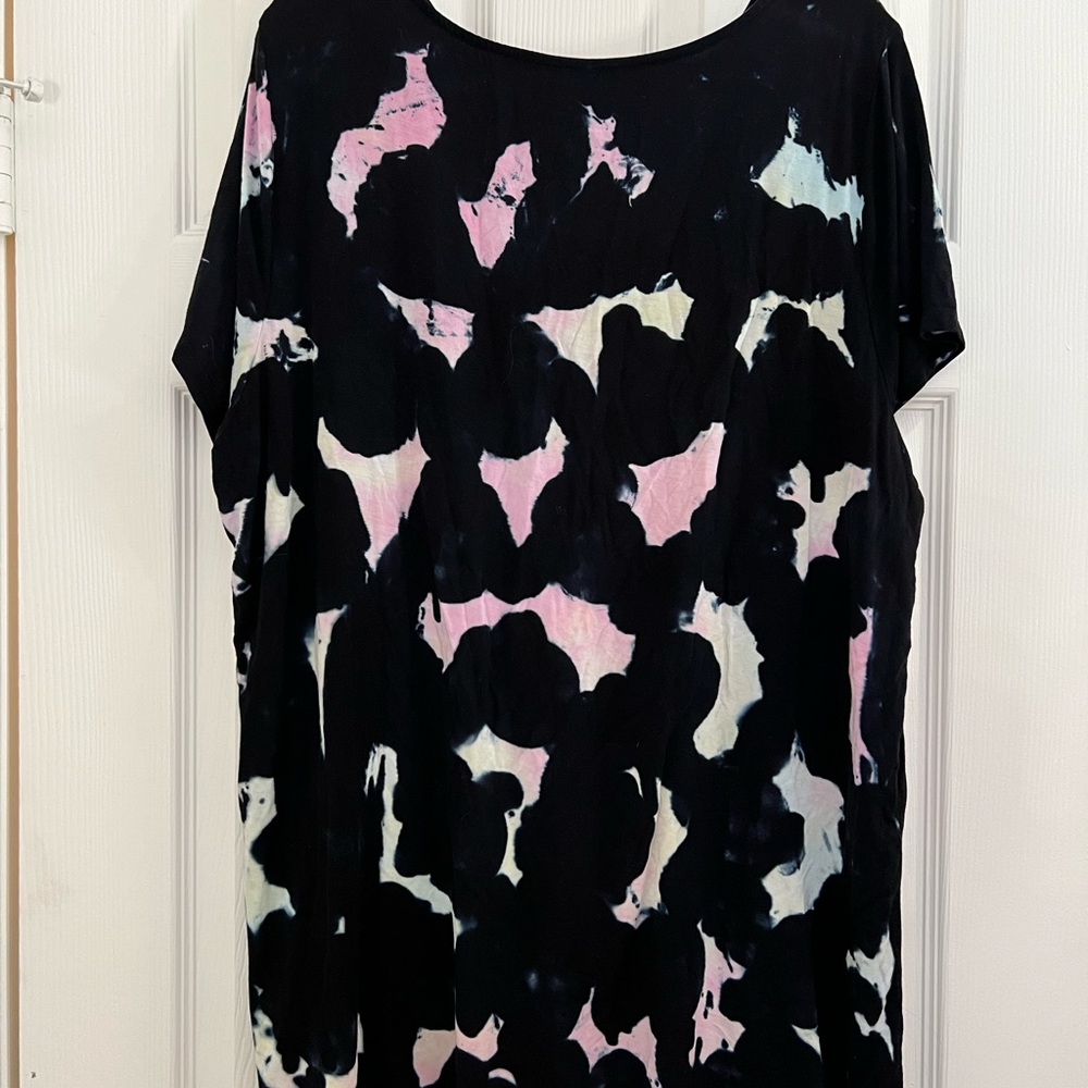 Torrid 3x top with V on upper chest